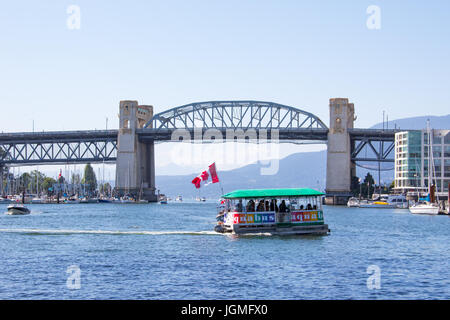 Burrard Street Bridge, Vancouver, Aquabus, Touristenboot im False Creek, Vancouver, Kanada Stockfoto