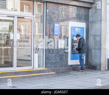 Mann mit einem Geldautomaten bei der Lloyds TSB Bank in Darlington, England, UK Stockfoto