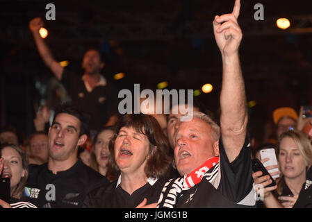 Auckland, Neuseeland. 8. Juli 2017. Alle schwarzen Fans unterstützen ihr Team am Ufer Fanzone während der New Zealand All Blacks und die British and Irish Lions im Eden Park, Auckland, New Zealand am 8. Juli 2017. Das Spiel endet mit einem Unentschieden. Alle schwarzen 15 Löwen 15. Die British and Irish Lions sind ein zusammengesetztes Team aus Spielern, die die Nationalmannschaften von England, Irland, Schottland oder Wales ausgewählt, sie spielen gegen Neuseeland alle 12 Jahre. Bildnachweis: Shirley Kwok/Pacific Press/Alamy Live-Nachrichten Stockfoto