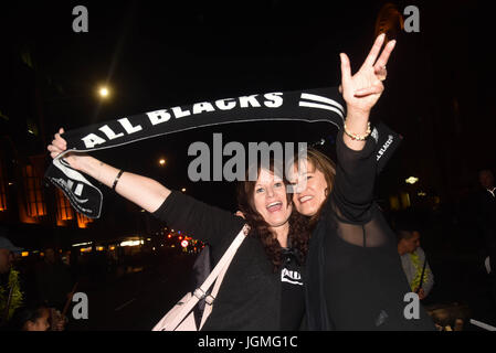 Auckland, Neuseeland. 8. Juli 2017. All Blacks-Fans vor dem letzten Test-Spiel zwischen den New Zealand All Blacks und die British and Irish Lions im Eden Park, Auckland, New Zealand am 8. Juli 2017. Das Spiel endet mit einem Unentschieden. Alle schwarzen 15 Löwen 15. Die British and Irish Lions sind ein zusammengesetztes Team aus Spielern, die die Nationalmannschaften von England, Irland, Schottland oder Wales ausgewählt, sie spielen gegen Neuseeland alle 12 Jahre. Bildnachweis: Shirley Kwok/Pacific Press/Alamy Live-Nachrichten Stockfoto