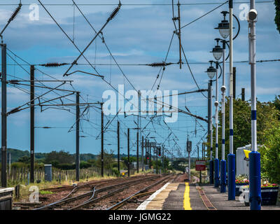 Drem Zug Staton Plattform und Blick auf Bahnstrecken mit Freileitungen, East Lothian, Schottland, Großbritannien Stockfoto