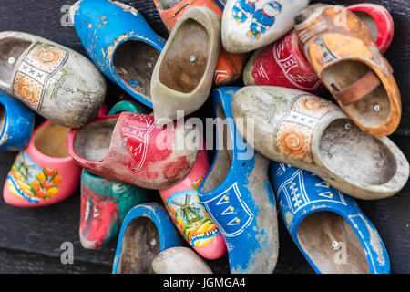 Traditionelle holländische Holzschuhe an einer Wand hängen. Hintergrund Stockfoto