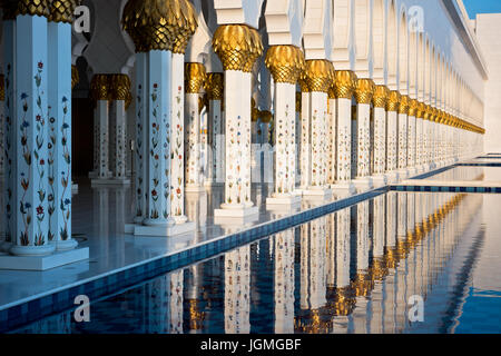 Schöne Galerie der berühmten Sheikh Zayed weiße Moschee in Abu Dhabi, Vereinigte Arabische Emirate. Reflexionen Stockfoto