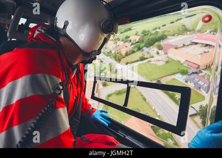 Alarm für Hubschrauber Rettungsdienst. Arzt suchen-Fenster auf die Straße. Thema Rettung, Hilfe und Hoffnung. Stockfoto