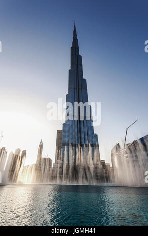 Burj Khalifa Lake, Brunnen-Show, Burj Khalifa Wolkenkratzer, Innenstadt, Dubai, Vereinigte Arabische Emirate Stockfoto