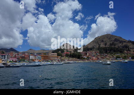 Die bolivianische Stadt Copacabana am Ufer des Titicaca Stockfoto