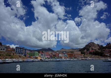 Die bolivianische Stadt Copacabana am Ufer des Titicaca Stockfoto