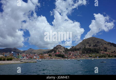 Die bolivianische Stadt Copacabana am Ufer des Titicaca Stockfoto