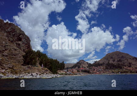 Die bolivianische Stadt Copacabana am Ufer des Titicaca Stockfoto