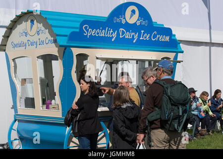 Malerische blaue Karawane verkauft Eis, eine Schlange von wartenden Menschen, geparkt im RHS Chatsworth Flower Show, Chatsworth House, Derbyshire, England, UK. Stockfoto