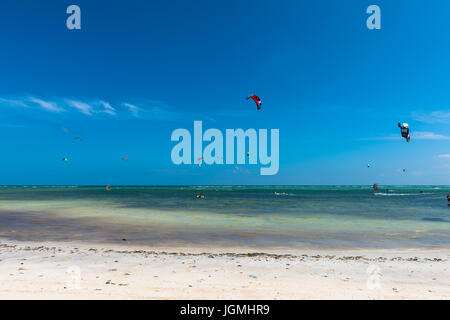 Horizontale Perspektive von Bulabog Beach mit Menschen tun, Kitesurfen und Windsurfen mit blauem Himmel in Boracay. Stockfoto