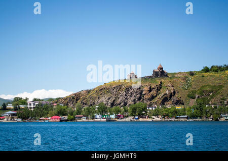 Ein Blick auf Sevanavank Kloster und Sevan Halbinsel von Sewan-See in Armenien. Stockfoto