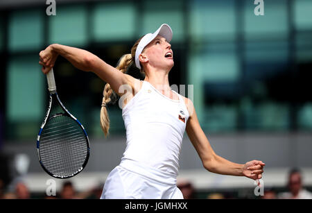 Naomi Broady in Aktion während ihrer Doppel-Match mit Heather Watson am Tag sechs der Wimbledon Championships in The All England Lawn Tennis and Croquet Club, Wimbledon. Stockfoto