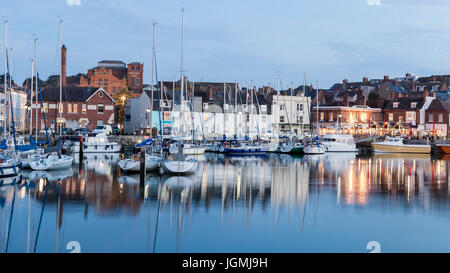 Weymouth alten Hafen Dämmerung in die Nacht mit Mondlicht auf den Fluss Wey Boote und Hafen Seite bunten Häusern und Pubs, Weymouth, Dorset, England, uk, gb Stockfoto