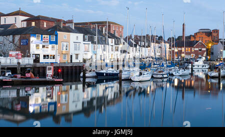 Weymouth alten Hafen Dämmerung in die Nacht mit Mondlicht auf den Fluss Wey Boote und Hafen Seite bunten Häusern und Pubs, Weymouth, Dorset, England, uk, gb Stockfoto