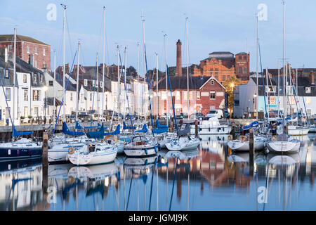 Weymouth alten Hafen Dämmerung in die Nacht mit Mondlicht auf den Fluss Wey Boote und Hafen Seite bunten Häusern und Pubs, Weymouth, Dorset, England, uk, gb Stockfoto