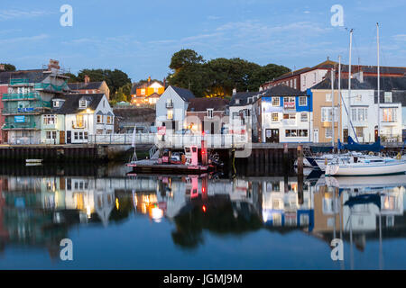 Weymouth alten Hafen Dämmerung in die Nacht mit Mondlicht auf den Fluss Wey Boote und Hafen Seite bunten Häusern und Pubs, Weymouth, Dorset, England, uk, gb Stockfoto