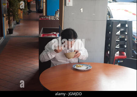 07.07.2017, Singapur, Republik Singapur, Asien - ein Mann isst Suppe in einem Restaurant in Singapurs Chinatown Bezirk. Stockfoto