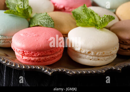 Weiß-rosa Macarons Nahaufnahme auf eine Metall Schüssel auf dem Tisch. horizontale Stockfoto