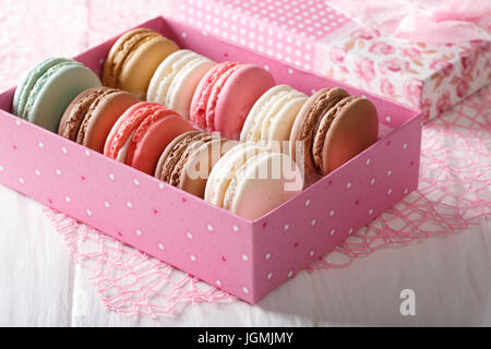 Bunte Macarons in Geschenk-Box Großaufnahme auf einem Tisch. Horizontale Stockfoto