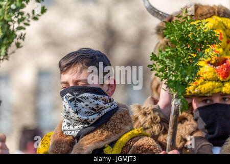 PERNIK, Bulgarien - 27. Januar 2017: Junger Mann in einem braunen Fell-Kostüm, Teilnehmer im Karneval sein Gesicht unter einer schwarzen und weißen Kerchie versteckt sich Stockfoto