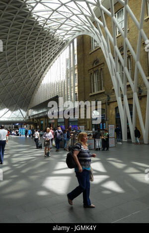 Abflug-Halle am Bahnhof Kings Cross, London, UK Stockfoto