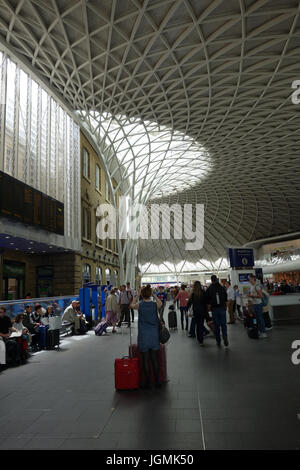 Abflug-Halle am Bahnhof Kings Cross, London, UK Stockfoto