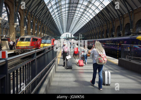 Passagiere mit Abflug in Kings Cross Station, London, UK Stockfoto