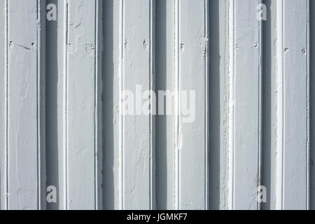 Außenwand von einem typischen weiß / grauen farbigen norwegischen Holzhaus Stockfoto
