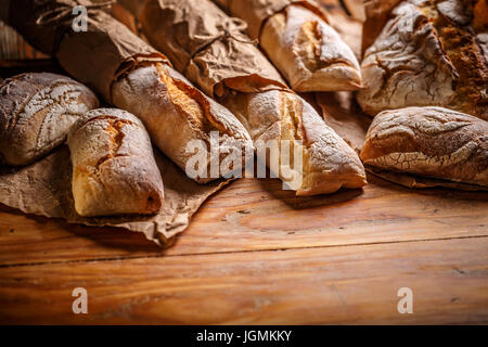 Komposition mit Brot, Brötchen und Baguettes auf hölzernen Hintergrund Stockfoto