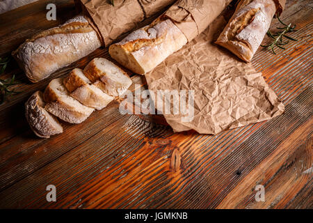 Knuspriges Getreide Baguettes in einer rustikalen Komposition Stockfoto