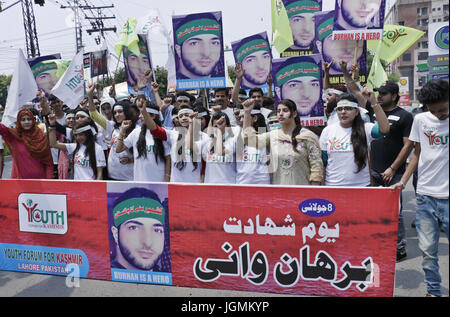 Pakistanische Mitglieder des Jugendforums für Kaschmir halten Plakate Gesang Parolen gegen indische während einer Demonstration Burhan Wani Rallye im Zusammenhang mit der ersten Todestag des Hizbul Mujahideen Kommandanten Burhan Wani in Lahore auf Juli 08,2017.Burhan Muzaffar Wani, auch bekannt als Burhan Wani, war Kommandant des Hizbul Mujahideen, er war beliebt bei den Kaschmiris aufgrund seiner Aktivitäten auf social Media wo setzte er sich gegen die indischen Herrschaft in Kaschmir. Er wurde in der Begegnung mit den indischen Sicherheitskräften getötet. (Foto von Rana Sajid Hussain/Pacific Press) Stockfoto