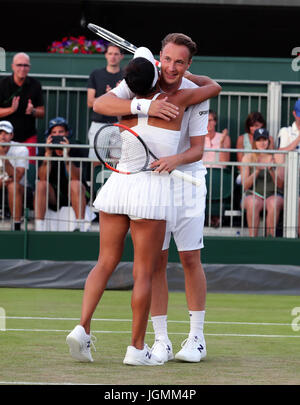 Heather Watson und Henri Kontinen während ihre Doppel am Tag sechs der Wimbledon Championships in The All England Lawn Tennis and Croquet Club, Wimbledon. Stockfoto