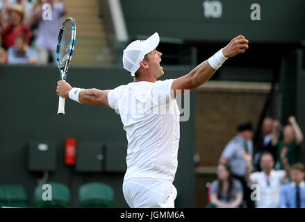 Marcus Willis feiert seinen Doppel-Sieg über Pierre-Hugues Herbert und Nicolas Mahut am Tag sechs der Wimbledon Championships in The All England Lawn Tennis and Croquet Club, Wimbledon. Stockfoto