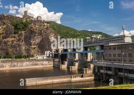 Masaryk locker, ein Wasserkraftwerk, und zwei abschließbare Kammern unter Schloss Strekov, Nordböhmen, Tschechische Republik, Europa Stockfoto