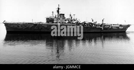 AJAXNETPHOTO. 1965. GROßEN BITTERSEE, ÄGYPTEN - ARK ÖSTLICH VON SUEZ - HMS ARK ROYAL DURCHLAUFEN DIE GROßEN BITTERSEE DES SUEZ KANALS AUF DEM WEG IN DEN FERNEN OSTEN.  FOTO: JONATHAN EASTLAND/AJAX REF: SUEZ 65 Stockfoto