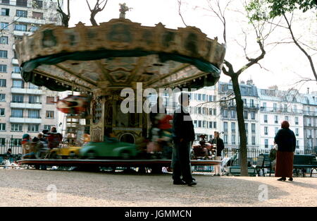 AJAXNETPHOTO. PARIS, FRANKREICH. - REITEN - KINDERSPIELKARUSSELL IN DER NÄHE VON ST.LAZARE, SAINT-LAZARE PARIS. FOTO: JONATHAN EASTLAND/AJAX REF:61401 2038 Stockfoto