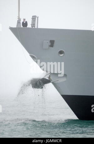 AJAXNETPHOTO. 28. JANUAR 2009. PORTSMOUTH, ENGLAND. -SCHLEICHENDE ANKUNFT - HMS DARING, ERSTE VON SECHS NEUEN ART 45 ZERSTÖRER DER ROYAL NAVY WUCHTET ANKER VOR DEM EINTRITT IN PORTSMOUTH NAVAL BASE;. FOTO: JONATHAN EASTLAND/AJAX REF: D92801 2200 Stockfoto