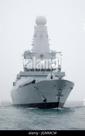 AJAXNETPHOTO. 28. JANUAR 2009. PORTSMOUTH, ENGLAND. -SCHLEICHENDE ANKUNFT - HMS DARING, ZUNÄCHST VON DER ROYAL NAVY SECHS NEUE ART 45 ZERSTÖRER, KOMMT BEI PORTSMOUTH NAVAL BASE. FOTO: JONATHAN EASTLAND/AJAX REF: D92801 2211 Stockfoto