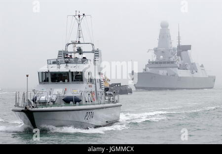 AJAXNETPHOTO. 28. JANUAR 2009. PORTSMOUTH, ENGLAND. -SCHLEICHENDE ANKUNFT - HMS DARING, ZUNÄCHST VON DER ROYAL NAVY SECHS NEUE ART 45 ZERSTÖRER, KOMMT IN PORTSMOUTH NAVAL BASE; BEGLEITET VON HMS TRACKER. FOTO: JONATHAN EASTLAND/AJAX REF: D92801 2230 Stockfoto