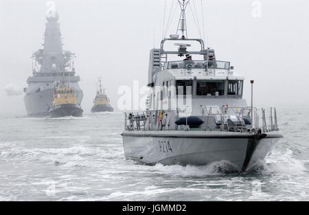 AJAXNETPHOTO. 28. JANUAR 2009. PORTSMOUTH, ENGLAND. -SCHLEICHENDE ANKUNFT - HMS DARING, ZUNÄCHST VON DER ROYAL NAVY SECHS NEUE ART 45 ZERSTÖRER, KOMMT IN PORTSMOUTH NAVAL BASE; BEGLEITET VON HMS TRACKER. FOTO: JONATHAN EASTLAND/AJAX REF: D92801 2241 Stockfoto