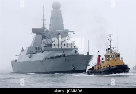 AJAXNETPHOTO. 28. JANUAR 2009. PORTSMOUTH, ENGLAND. -SCHLEICHENDE ANKUNFT - HMS DARING, ZUNÄCHST VON DER ROYAL NAVY SECHS NEUE ART 45 ZERSTÖRER, KOMMT IN PORTSMOUTH NAVAL BASE; DURCH SD BUSTLER ABGESCHLEPPT. FOTO: JONATHAN EASTLAND/AJAX REF: D92801 2256 Stockfoto