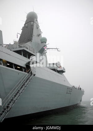 AJAXNETPHOTO. 28. JANUAR 2009. PORTSMOUTH, ENGLAND. -SCHLEICHENDE ANKUNFT - HMS DARING, ZUNÄCHST VON DER ROYAL NAVY SECHS NEUE ART 45 ZERSTÖRER, BEREITET SICH AUF PORTSMOUTH NAVAL BASE EINGEBEN. FOTO: JONATHAN EASTLAND/AJAX REF: G192801 346 Stockfoto