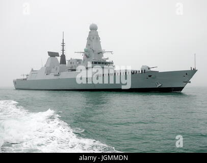 AJAXNETPHOTO. 28. JANUAR 2009. PORTSMOUTH, ENGLAND. -SCHLEICHENDE ANKUNFT - HMS DARING, ZUNÄCHST VON DER ROYAL NAVY SECHS NEUE ART 45 ZERSTÖRER, KOMMT BEI PORTSMOUTH NAVAL BASE. FOTO: JONATHAN EASTLAND/AJAX REF: G192801 360 Stockfoto