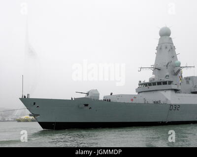 AJAXNETPHOTO. 28. JANUAR 2009. PORTSMOUTH, ENGLAND. - HEIMLICHE ANKUNFT - HMS DARING, DER ERSTE DER ROYAL NAVY'S SECHS NEUE TYP 45 ZERSTÖRER WIRD AN EINEM NEBELUMHÜLLTEN MILLENIUM TURM VORBEIGESCHLEPPT, ALS SIE DEN MARINESTÜTZPUNKT ERREICHT. FOTO: JONATHAN EASTLAND/AJAX REF: G192801 375 Stockfoto