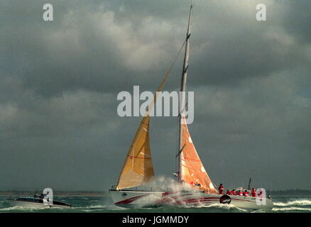 AJAX-NEWS-FOTOS - 1994. SOUTHAMPTON, ENGLAND. -WHITBREAD WELT RENNENDE - TOKIO MIT SKIPPER CHRIS DICKSON SURFT AUF DIE ZIELLINIE DER LETZTEN ETAPPE AUS SOUTHAMPTON. FOTO: STEPHEN FOULKES/AJAX REF: 0503 20 Stockfoto