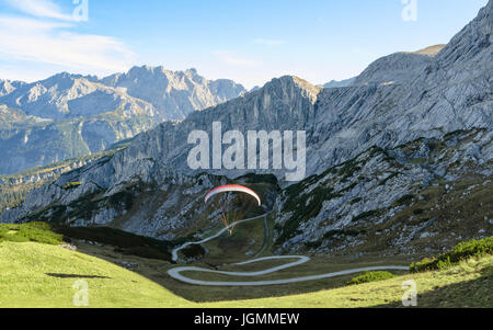 Alpenlandschaft mit steigenden Gleitschirm in Bayerische Alpen Stockfoto