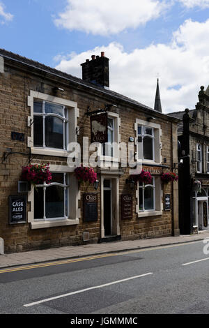 Pub mit hängenden Körben auf der Bridge Street in ramsbottom lancashire vereinigtes Königreich Stockfoto