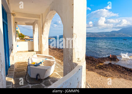 Klima, schöne Dorf liegt in der Nähe von Tripiti, auf der Seite der Golf von Milos. Kykladen, Griechenland Stockfoto