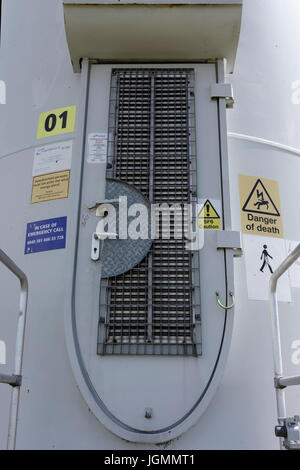 Stahlzugangsklappe und Warnhinweise an der Windenergieanlage bei scout Moor Windpark rochdale Nordwesten england großbritannien Stockfoto
